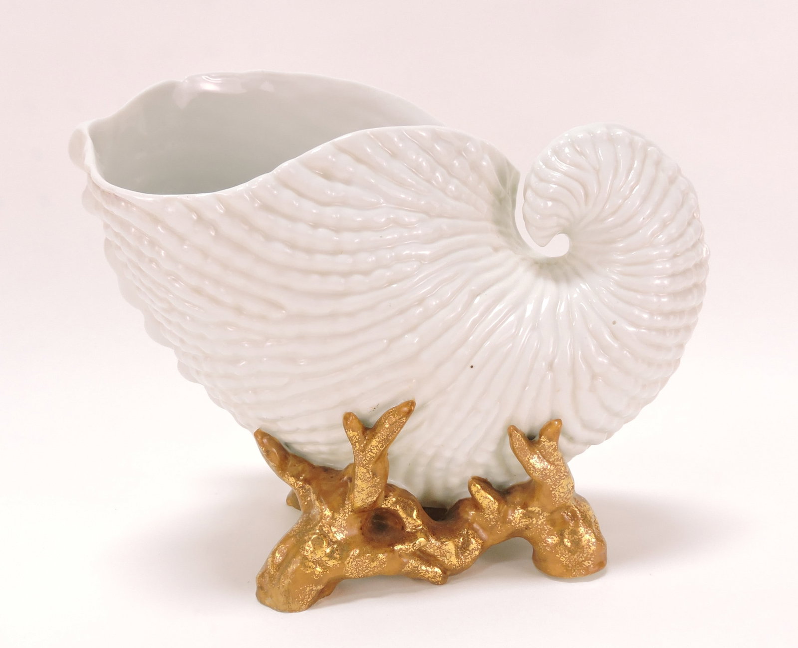 Porcelain shell and floral table center, - 2