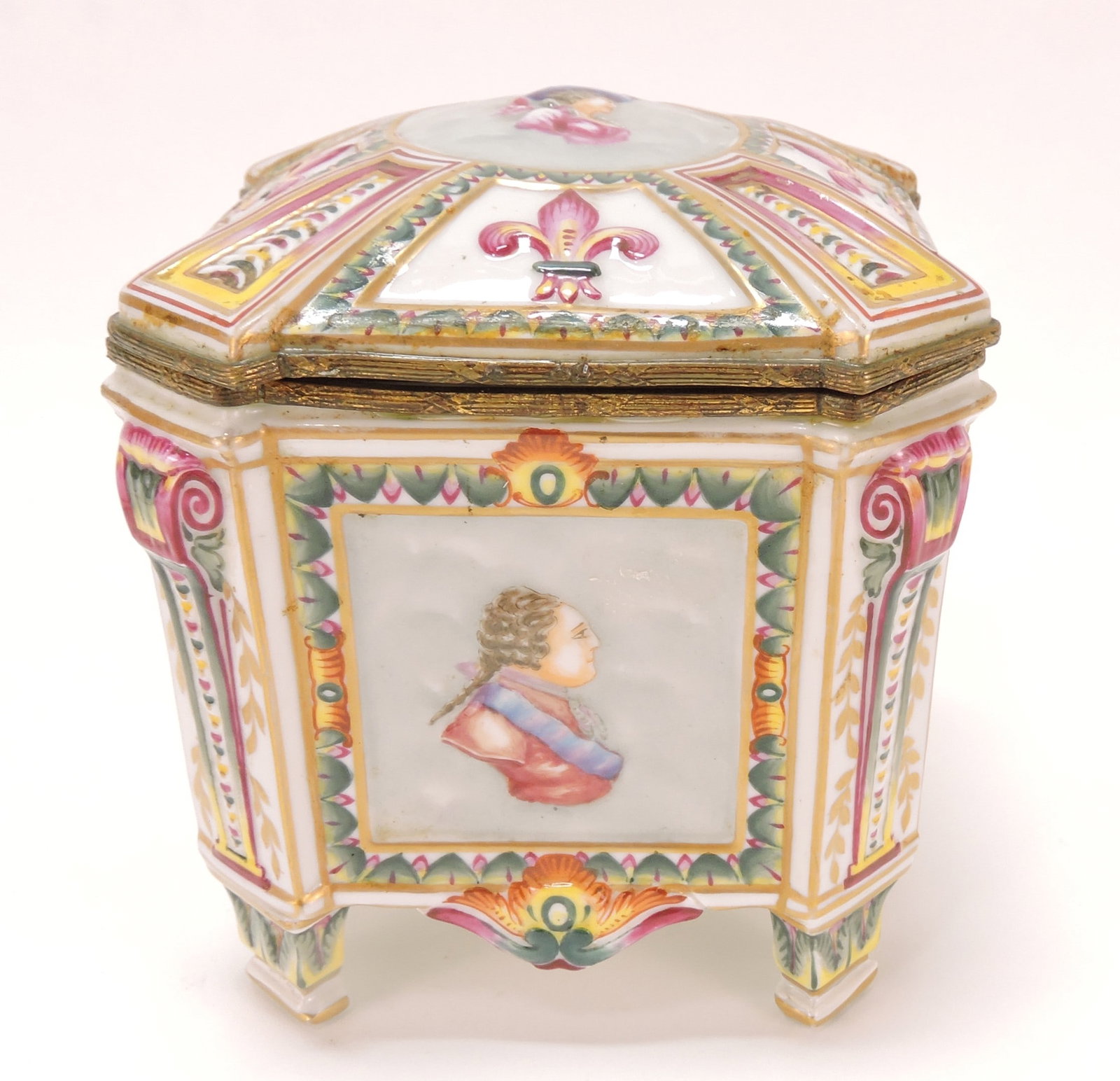 Early Capodimonte box with hinged lid, (1 of 7)