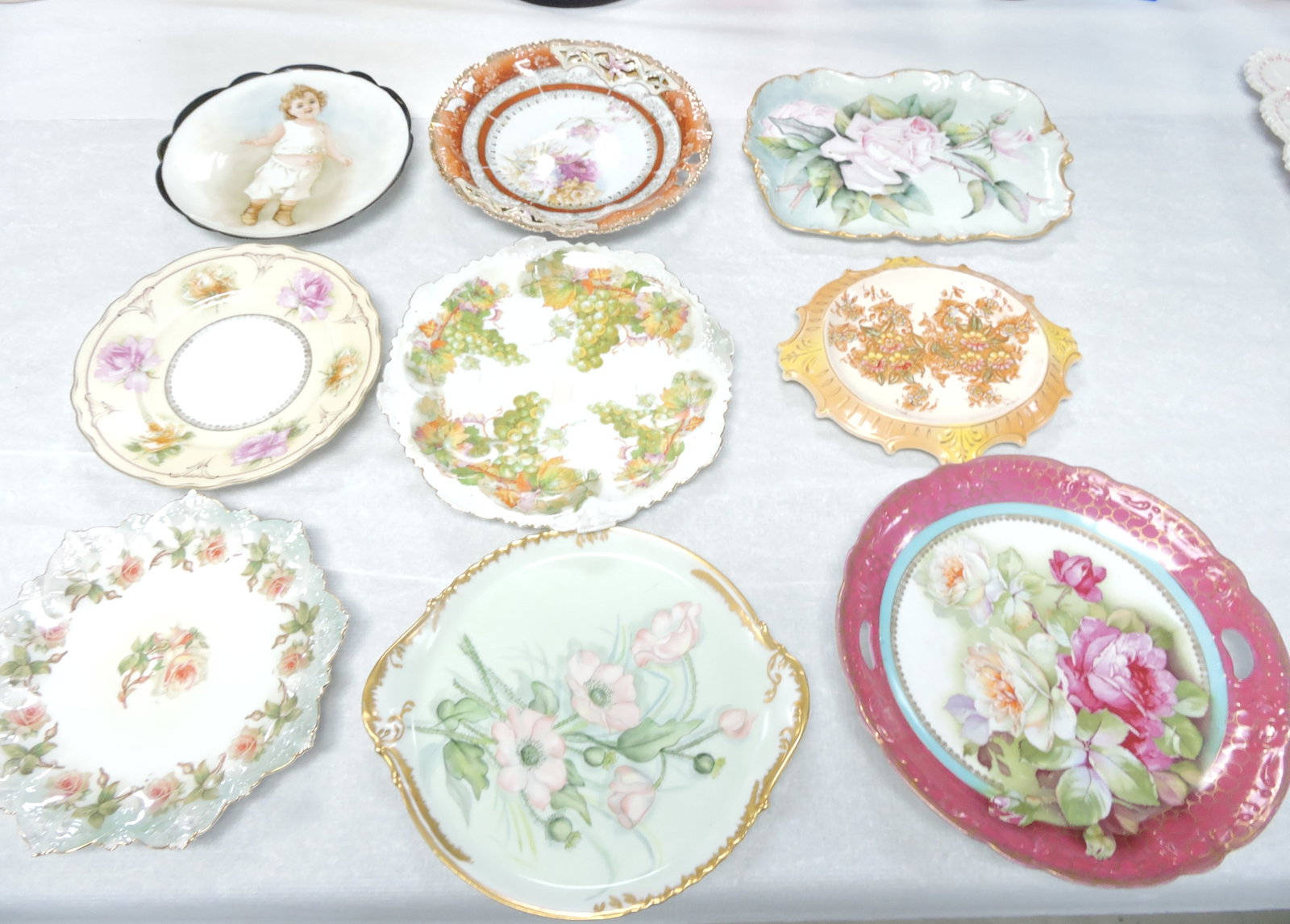 Porcelain lot of 9 plates/trays: .
