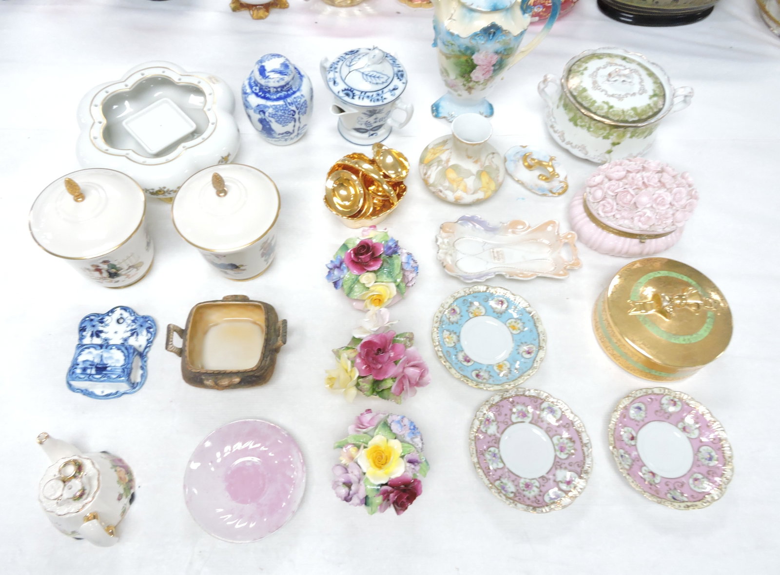 Porcelain lot of assorted pieces,: various condition