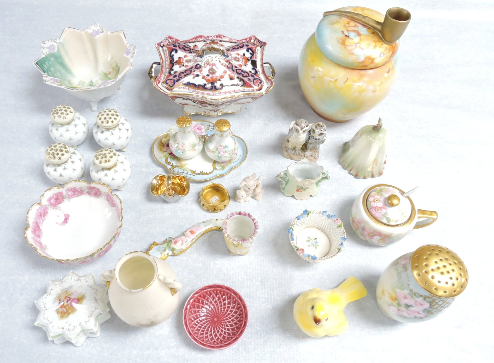 Porcelain lot of assorted pieces, (1 of 1)