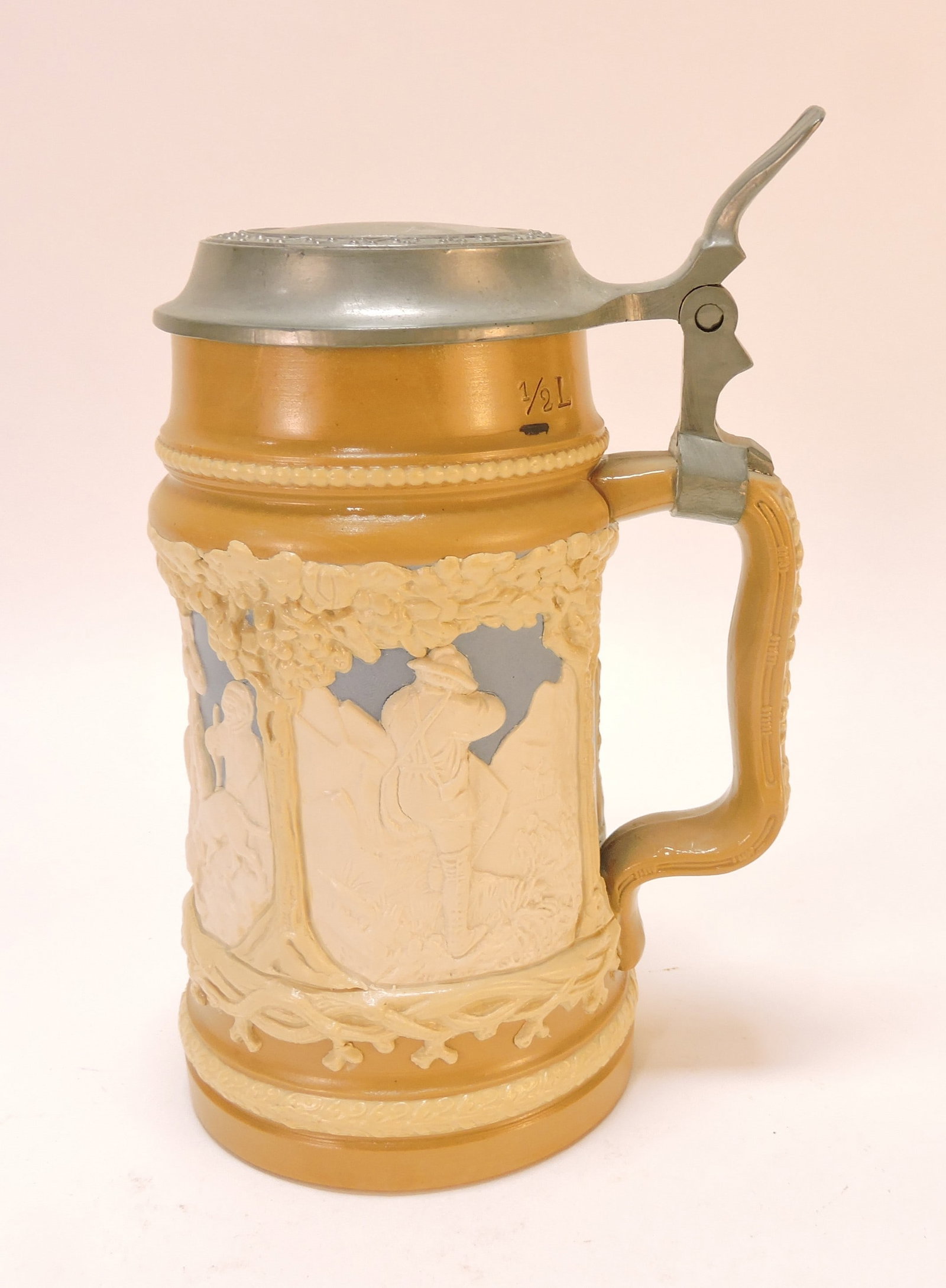 Mettlach #812 stein, 1/2L, 8" - 2