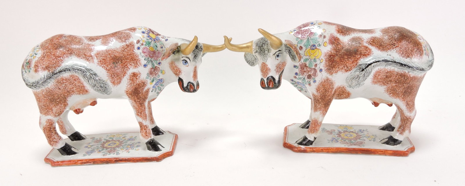 Staffordshire style pair of bulls, 5": .