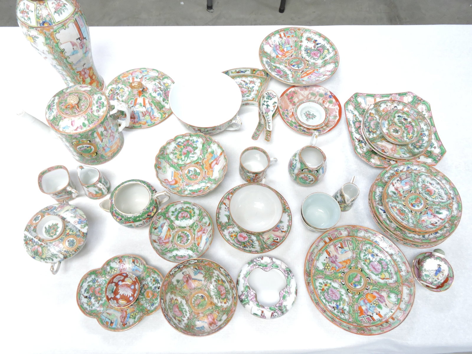 Rose Medallion and Oriental lot of: tableware, various condition