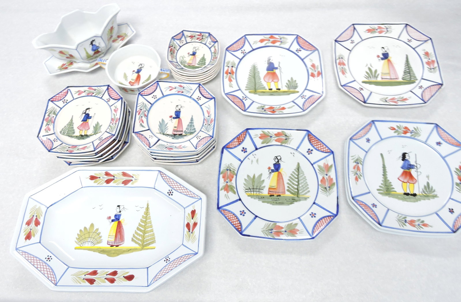 Quimper lot of 24 pieces: .