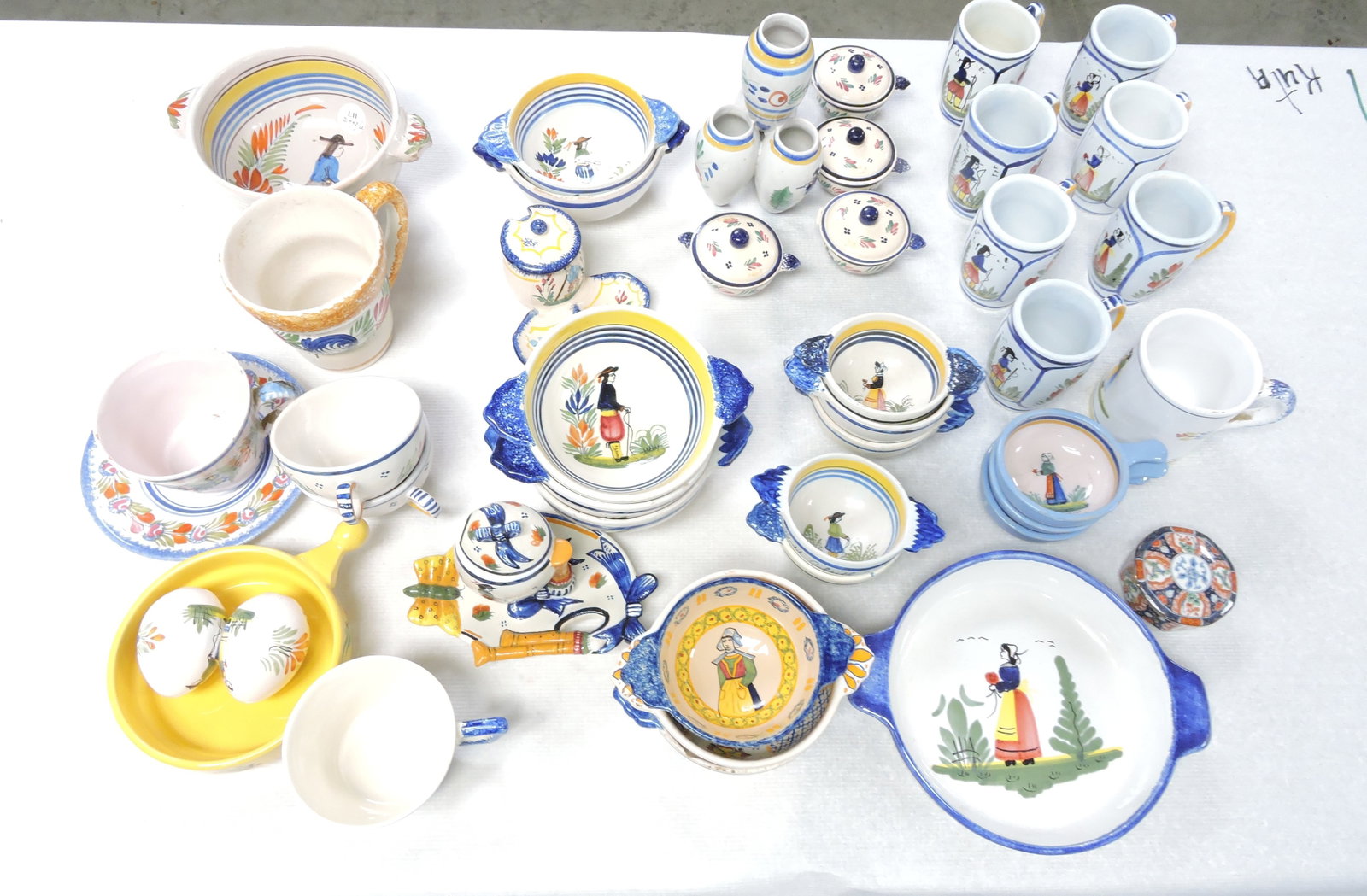 Quimper lot of 43 pieces: .