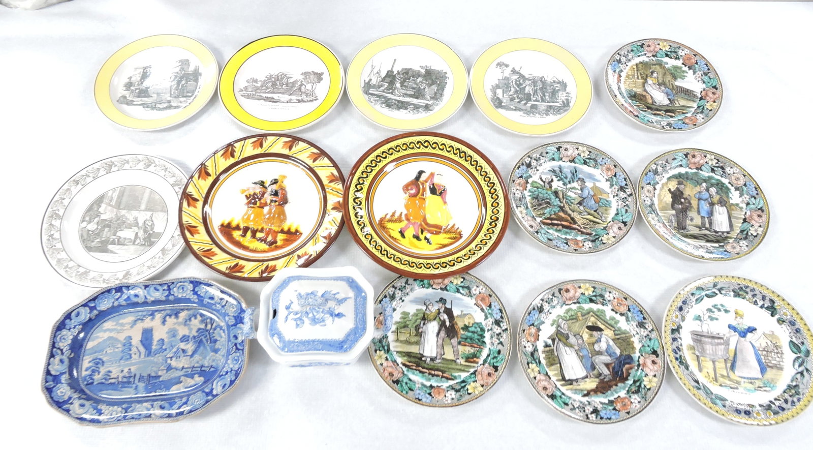 Lot of 15 plates and assorted items: .