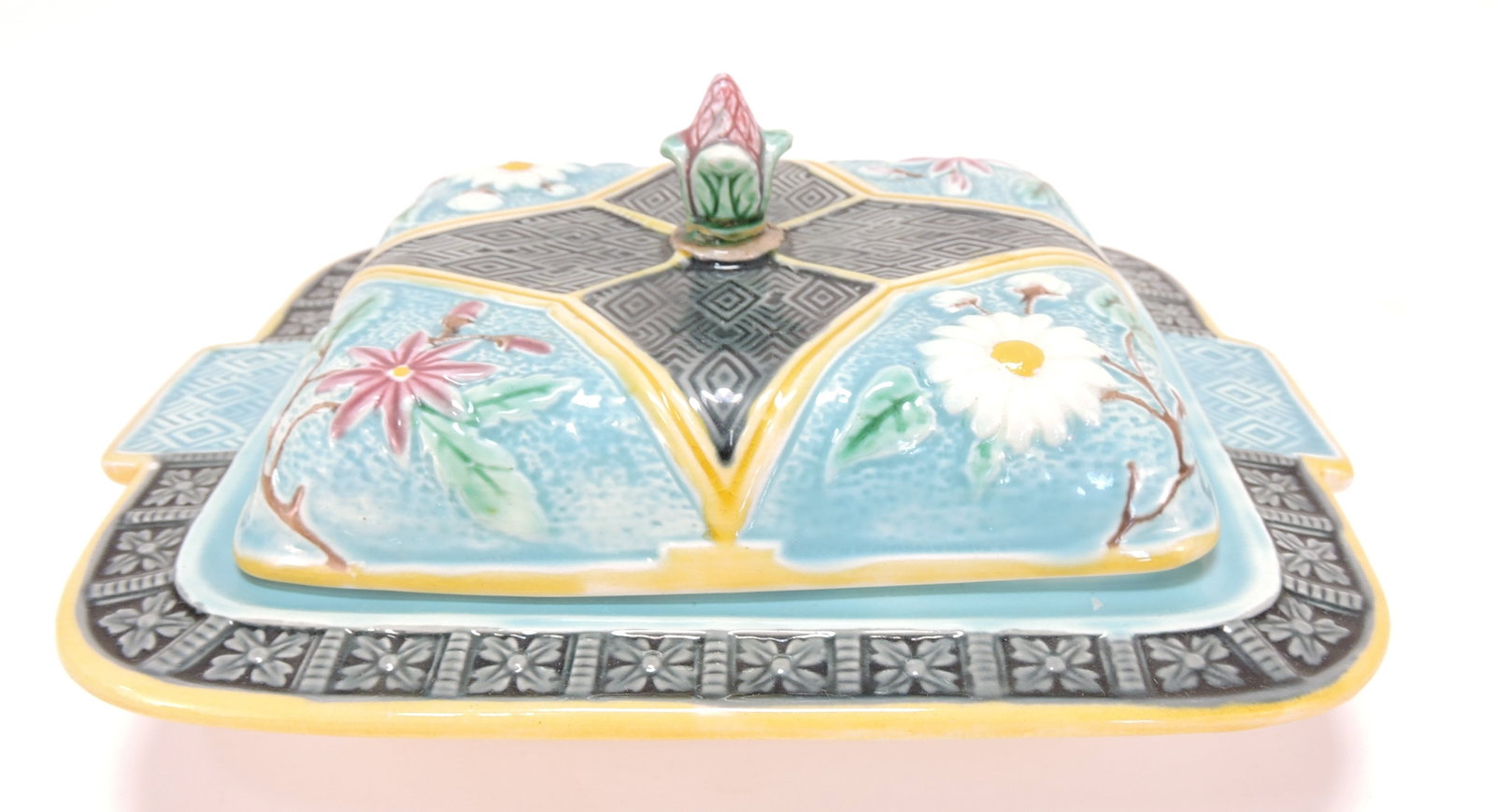 Wedgwood majolica sardine box: with floral motif