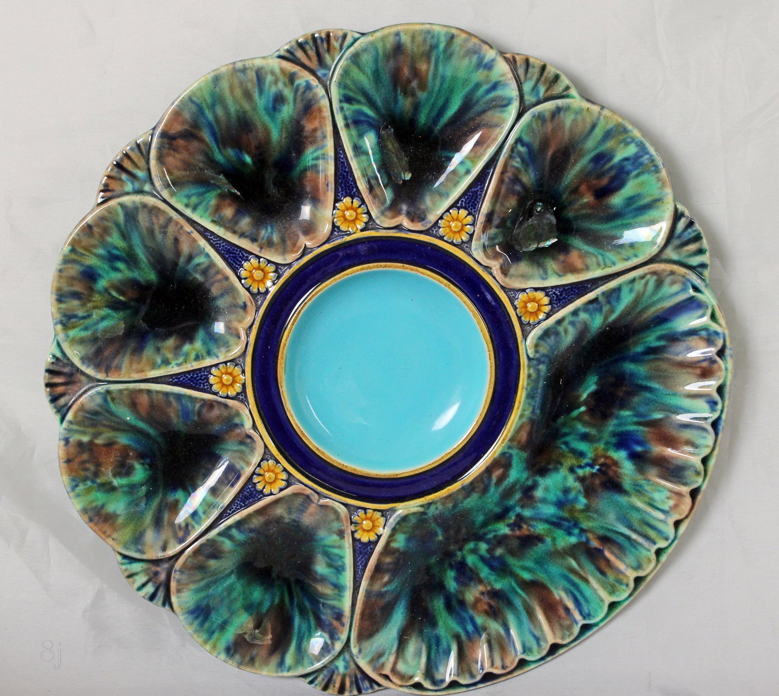 Minton majolica tortoiseshell 6 well: oyster plate with cracker well, the central well in turquoise with a cobalt surround, shape no. 2239 date code for 10"