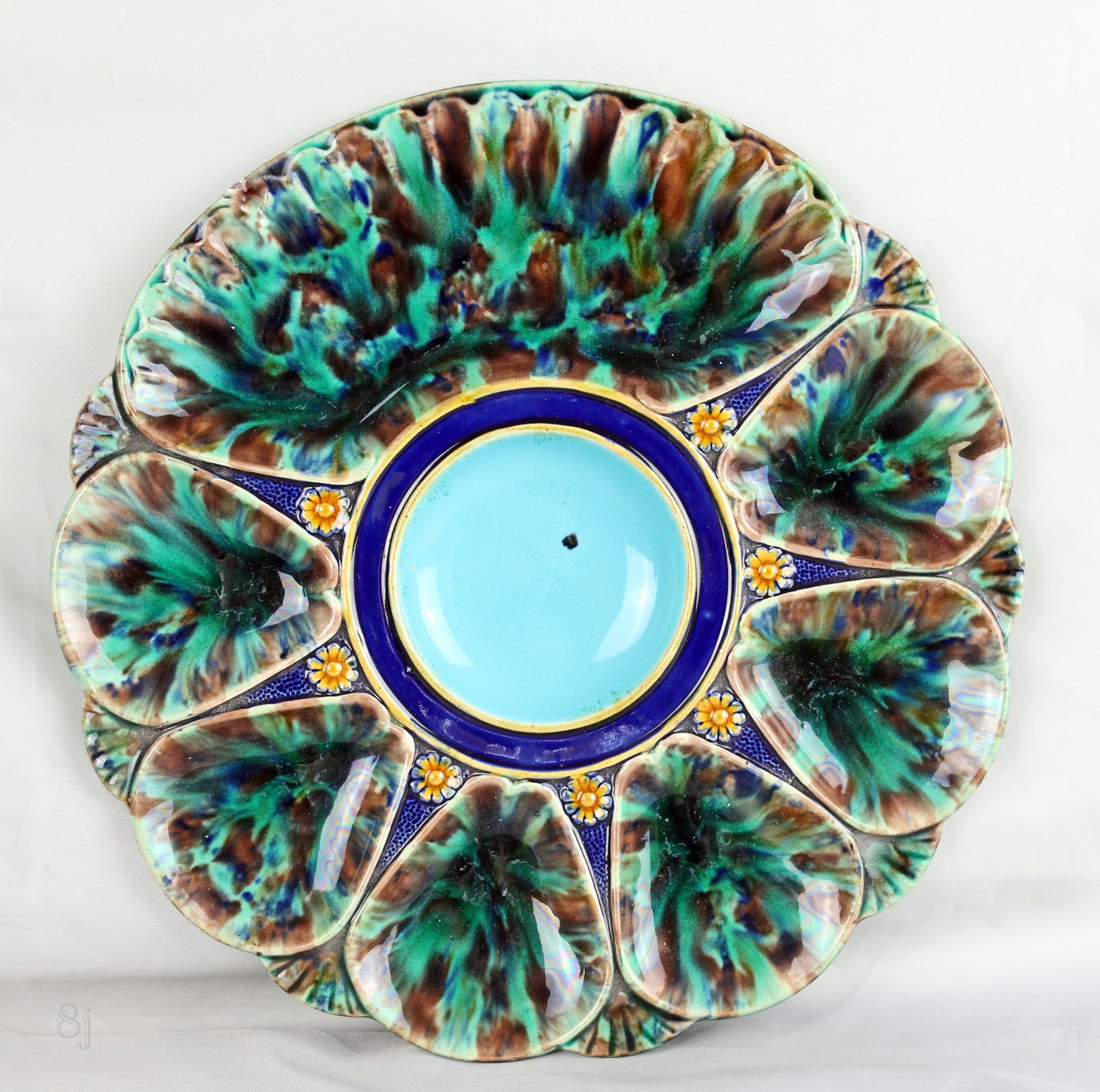 Minton majolica tortoiseshell 6 well: oyster plate with cracker well, the central well in turquoise with a cobalt surround, shape no. 2239 date code for 10"