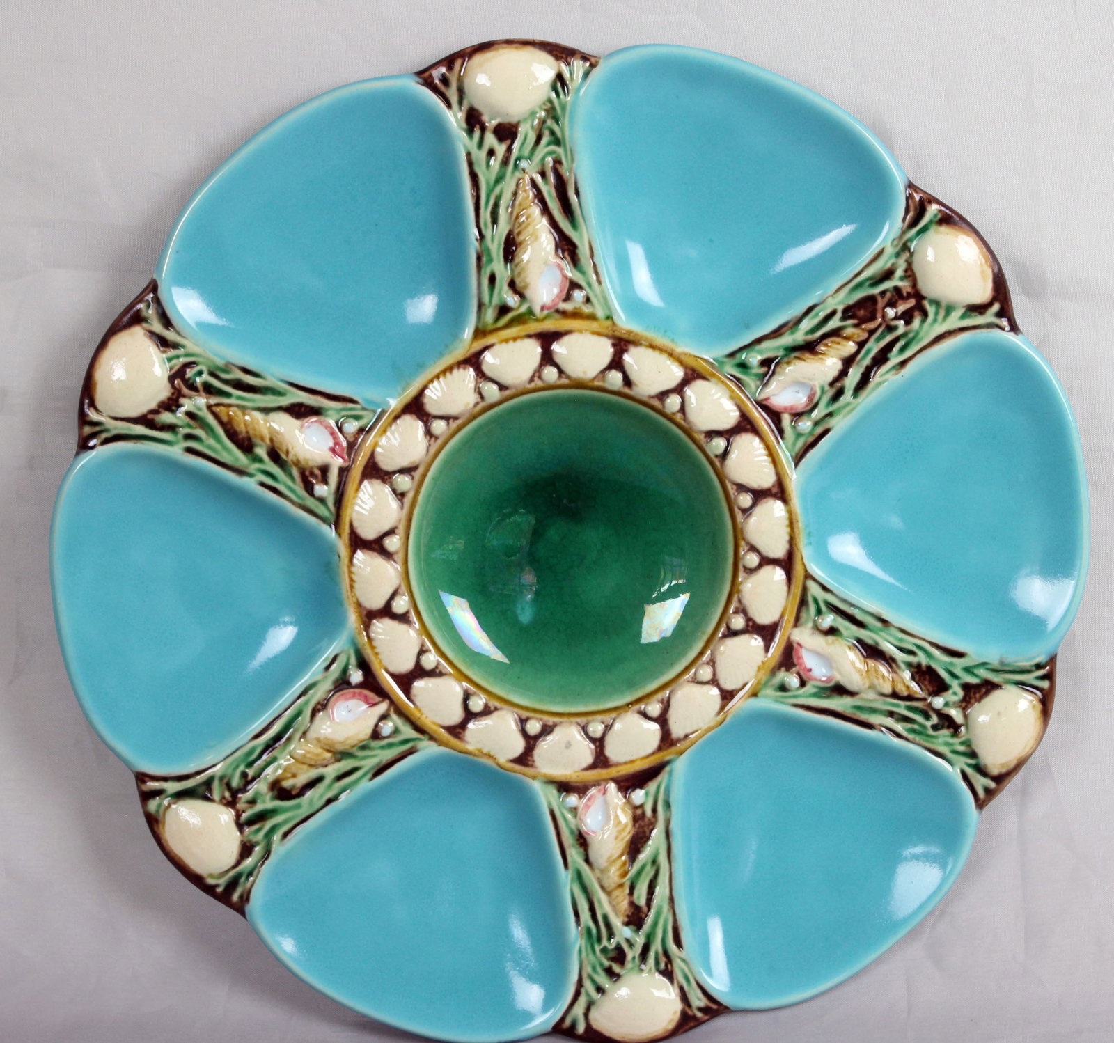 Minton majolica 6 well turquoise: oyster plate shape no.1323, 9“, date code for 1885, great color and condition. Ref: Majolica Mania vol.1 p 115