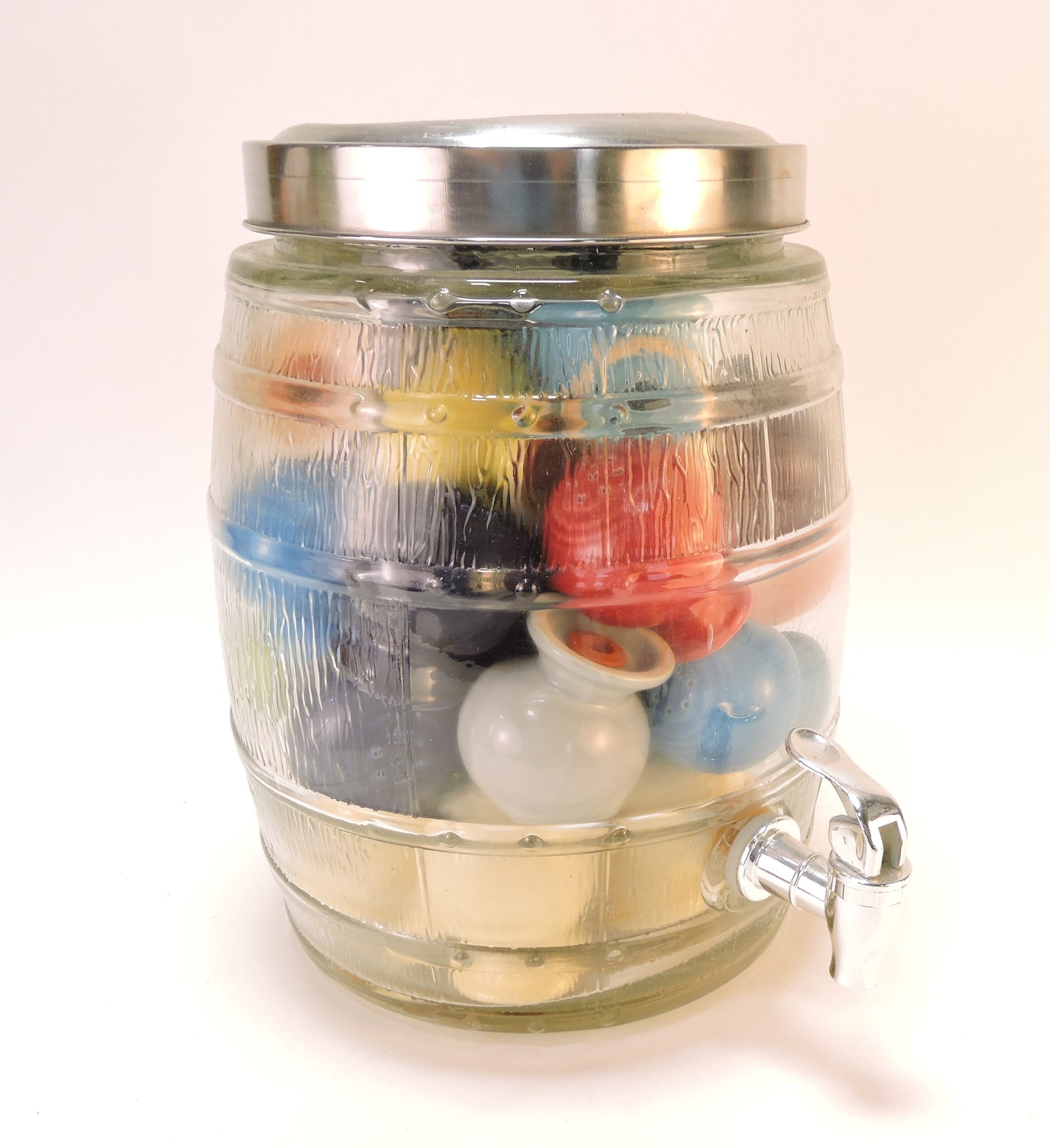 Glass barrel lemonade dispenser: full of Fiesta shakers