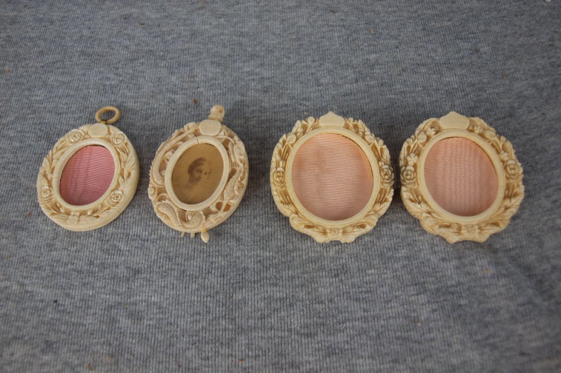 Ivory lot of 4 miniature picture frames: Ivory lot of 4 miniature picture frames