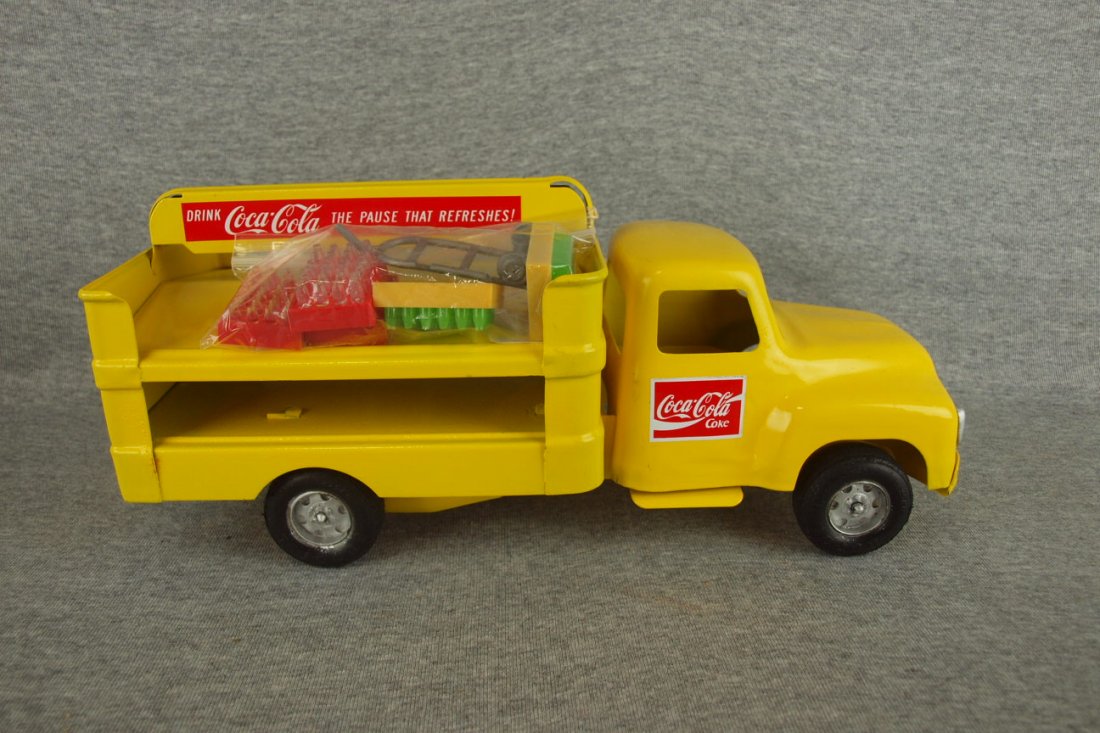 Buddy L 1960's restored Coca Cola truck with 4 cases: Buddy L 1960's restored Coca Cola truck with 4 cases and hand truck