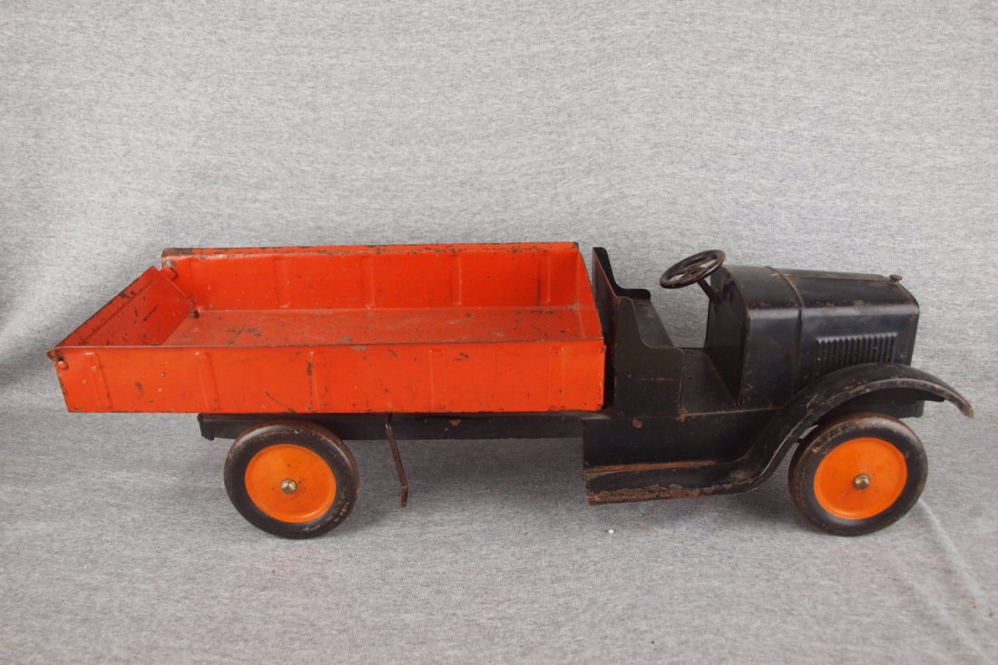 Buddy L pressed steel dump truck, 26": Buddy L pressed steel dump truck, 26"