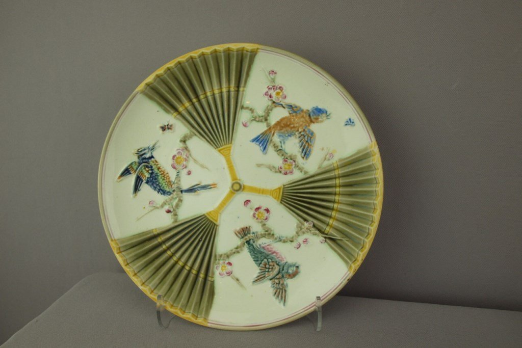 WEDGWOOD majolica bird and fan plate, 9": WEDGWOOD majolica bird and fan plate, 9"