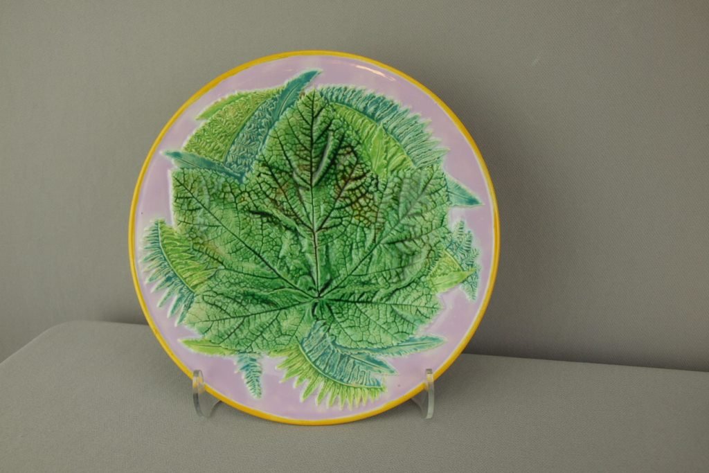 GEORGE JONES majolica pink leaf and ferns plate, great: GEORGE JONES majolica pink leaf and ferns plate, great color, 8"