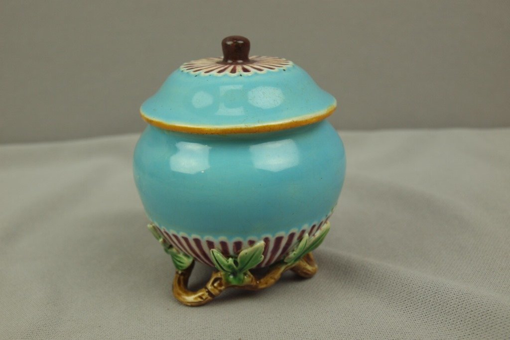 MINTON majolica covered sugar with vine feet,: MINTON majolica covered sugar with vine feet, professional rim repair and repair to lid finial