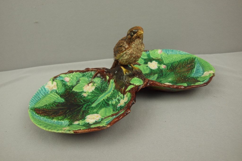 GEORGE JONES majolica double lobed strawberry server: GEORGE JONES majolica double lobed strawberry server with thrush bird handle, bird professionally re-attached, 13 1/2"w
