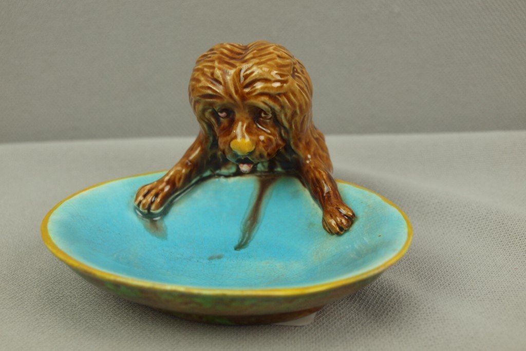 GEORGE JONES majolica figural dog ashtray, 4"w: GEORGE JONES majolica figural dog ashtray, 4"w