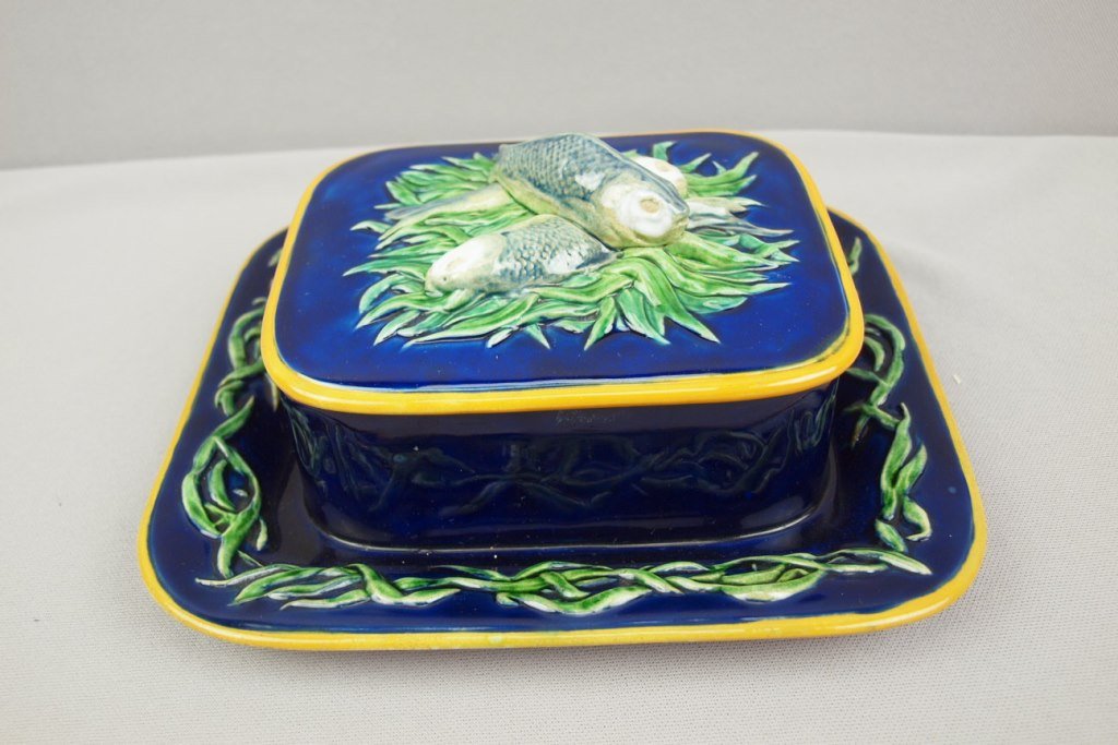 MINTON majolica cobalt sardine box with three fish on: MINTON majolica cobalt sardine box with three fish on bed of seaweed, 8 1/2"l