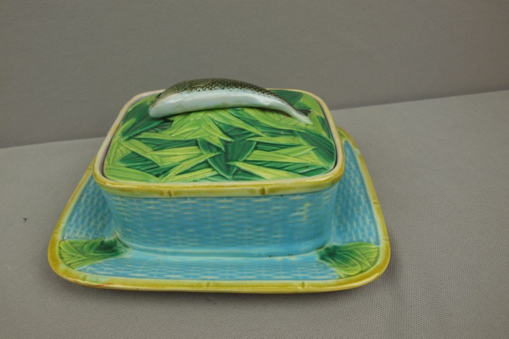 GEORGE JONES majolica sardine box, basketweave form: GEORGE JONES majolica sardine box, basketweave form with fish on bed of leaves, repair to corner of lid, 8"l