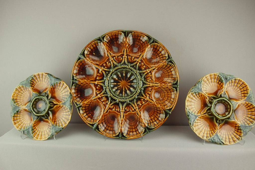Sarreguemines 12 piece oyster service with 15" platter: Sarreguemines 12 piece oyster service with 15" platter and 11-9 1/2" plates (repair to one)