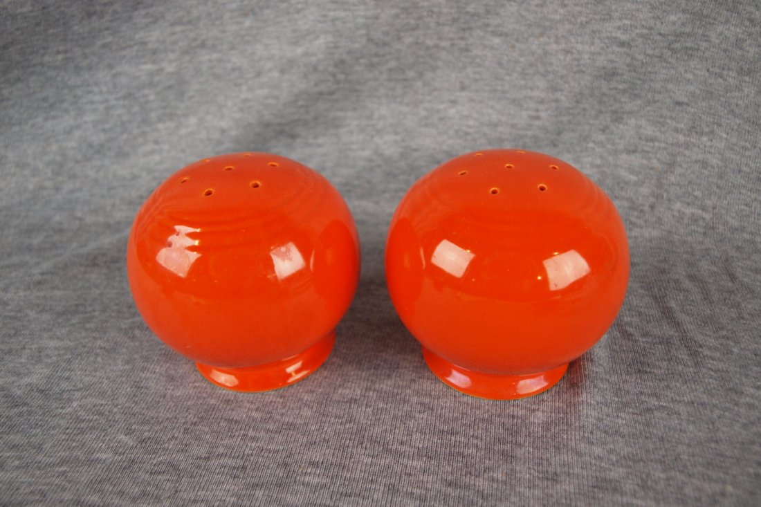 Fiesta Kitchen Kraft pair of red range shakers: Fiesta Kitchen Kraft pair of red range shakers