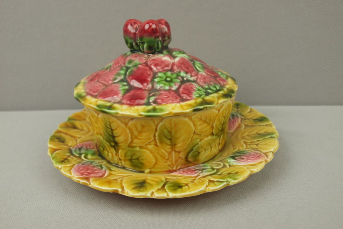 Majolica Sarreguemines strawberry covered butter dish: Majolica Sarreguemines strawberry covered butter dish