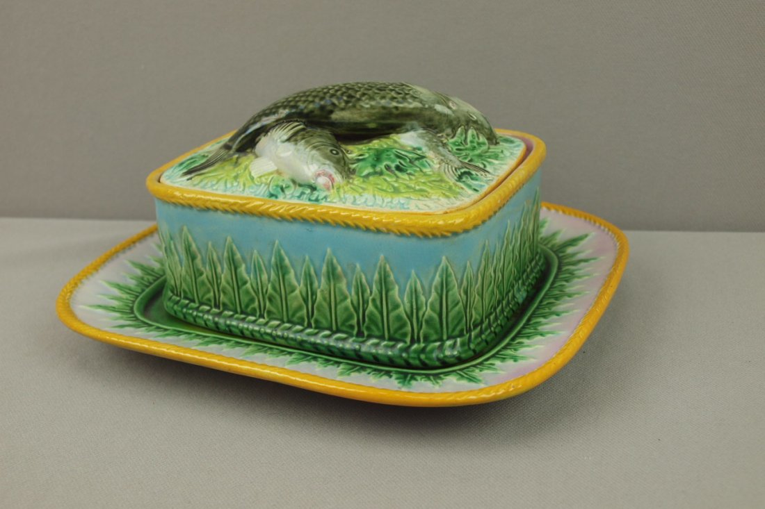 George Jones Majolica acanthus leaf sardine box, blue: George Jones Majolica acanthus leaf sardine box, blue box on pink tray