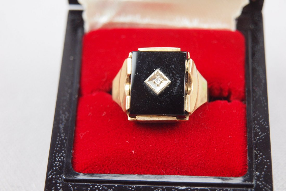 10kt yellow gold men's black onyx & diamond ring, 4.7g: 10kt yellow gold men's black onyx & diamond ring, 4.7g