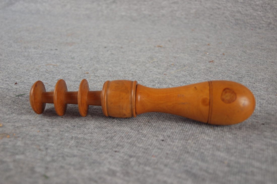 Early wood carved thimble and thread spool holder: Early wood carved thimble and thread spool holder