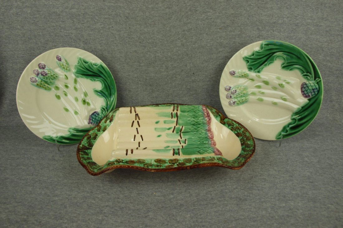 Majolica asparagus tray & 2 plates: Majolica asparagus tray & 2 plates