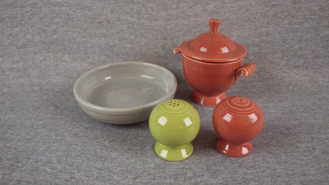 Fiesta lot of 4 pcs, gray 6" dessert , rose sugar,: Fiesta lot of 4 pcs, gray 6" dessert , rose sugar, chartreuse & rose shakers