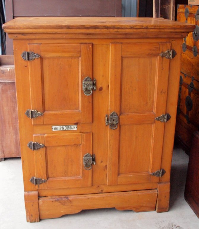 Pine White Mountain 3 door ice box, 46"h, 38"w