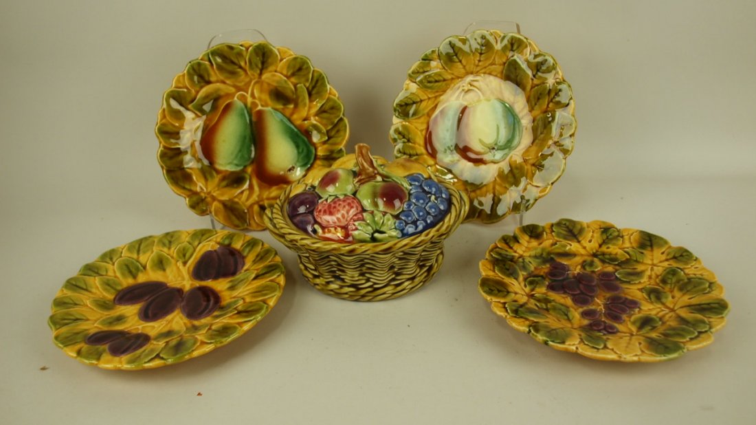 Majolica Sarreguemines fruit covered basket and 4 7: Majolica Sarreguemines fruit covered basket and 4 7 1/2" plates