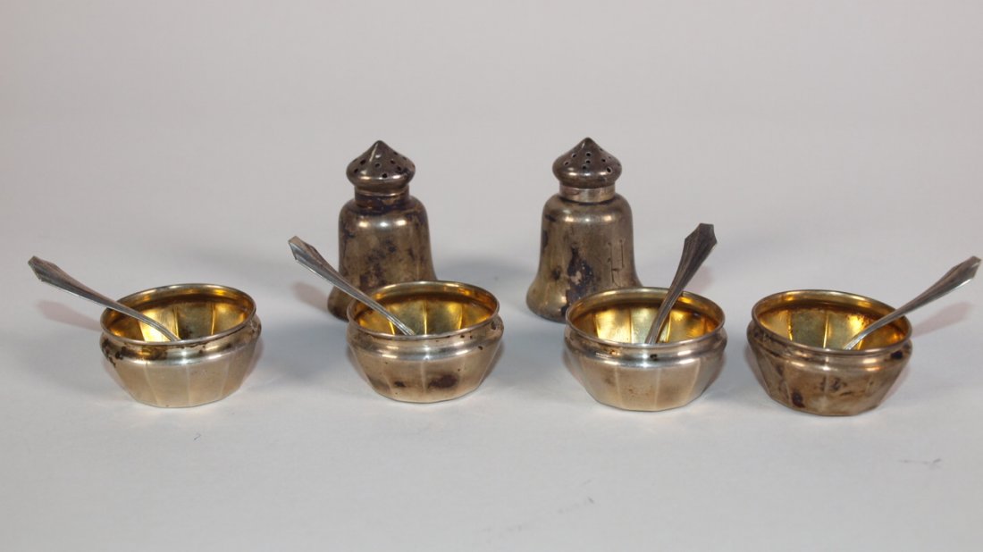 Sterling silver lot of 4 salt cellars and spoons and: Sterling silver lot of 4 salt cellars and spoons and pair of shakers, 1.13oz