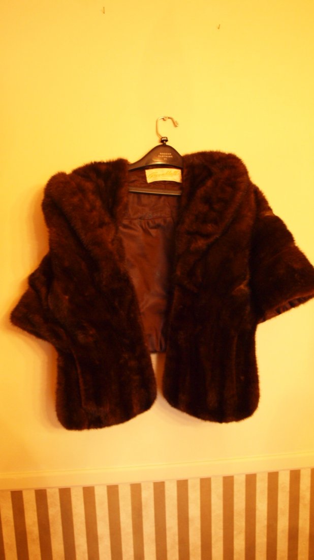 Greenblatts ladies mink cape: Greenblatts ladies mink cape