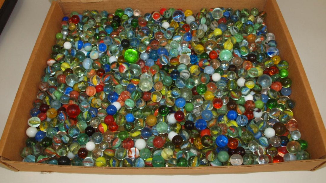 Box of 1000+/- assorted marbles: Box of 1000+/- assorted marbles