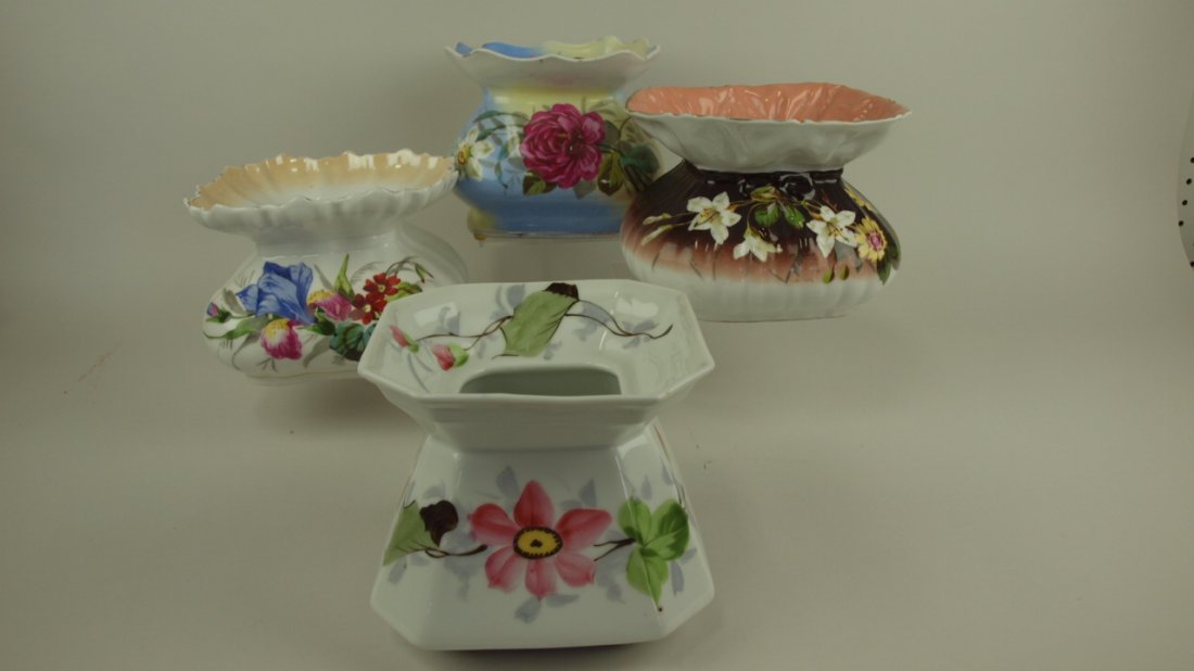 Lof of 4 porcelain spittoons/cuspidors with floral: Lof of 4 porcelain spittoons/cuspidors with floral motif