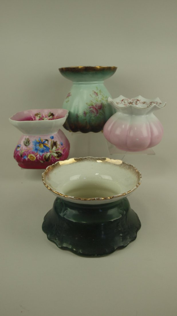 Lof of 4 porcelain spittoons/cuspicors with floral: Lof of 4 porcelain spittoons/cuspicors with floral motif