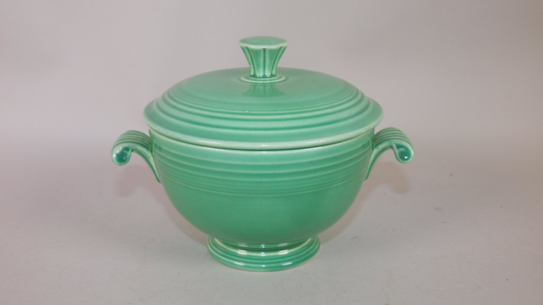 Fiesta Onion soup with lid, green, minor rim nick to (1 of 1)