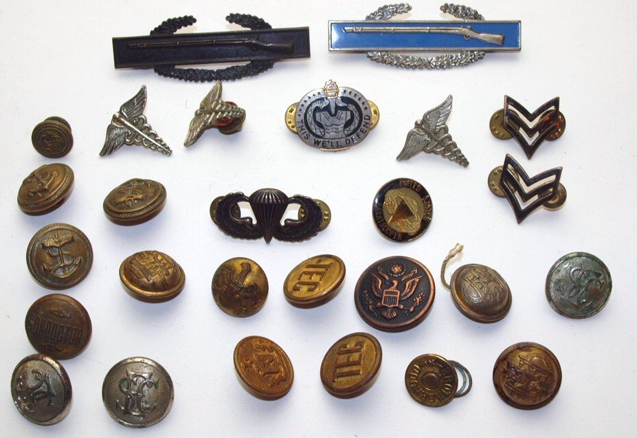 Lot of military pins, uniform buttons, and insignia (1 of 1)
