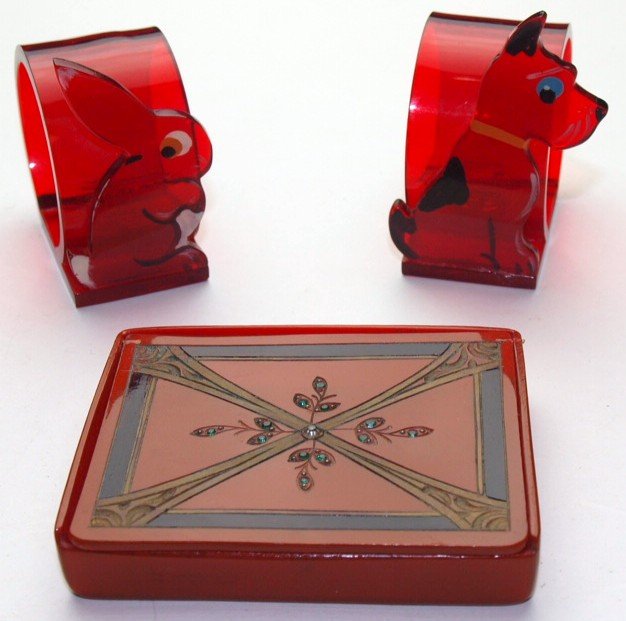 Bakelite rabbit and dog napkin rings and compact (1 of 1)