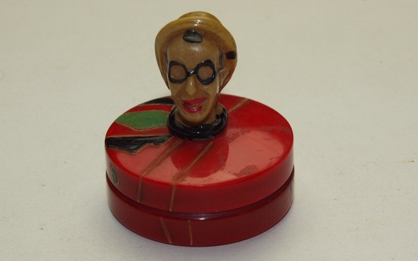 Bakelite small powder box with bust of man on lid (1 of 1)