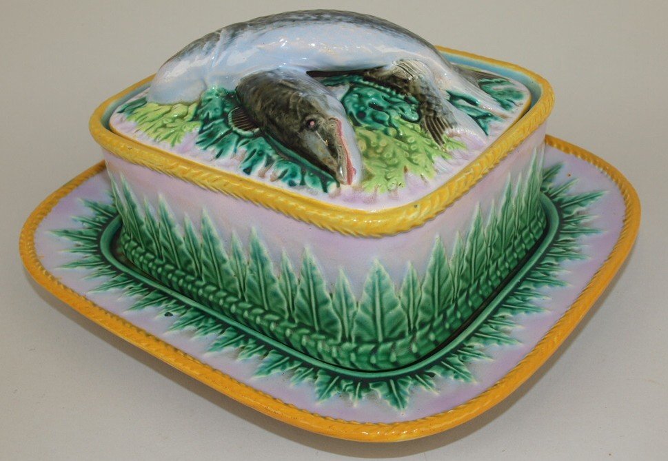 George Jones Majolica pink accanthus leaf sardine box: George Jones Majolica pink accanthus leaf sardine box and tray