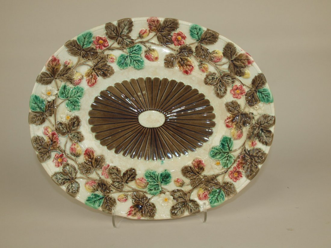 Wedgwood Argenta Majolica strawberry platter, 13" (1 of 1)