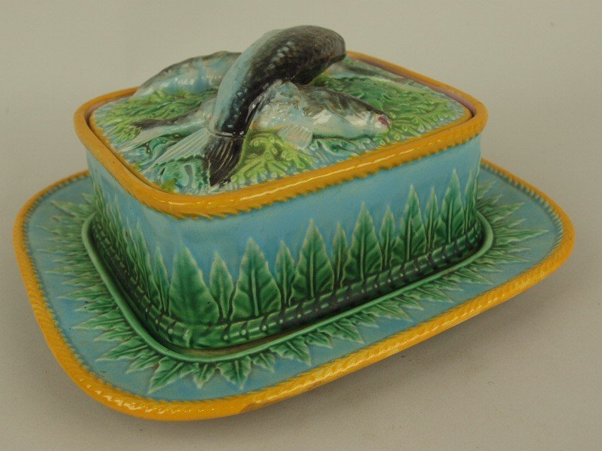 George Jones turquoise Majolica acanthus leaf sardine: George Jones turquoise Majolica acanthus leaf sardine box and tray, repair to corner of lid