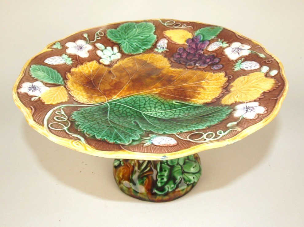 Wedgwood Majolica grape & strawberry cake stand, 8 3/4": Wedgwood Majolica grape & strawberry cake stand, 8 3/4" d, 5 1/4" h