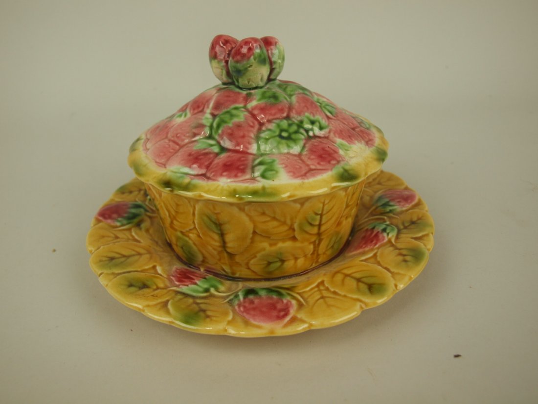 Sarreguemines Majolica strawberry butter dish: Sarreguemines Majolica strawberry butter dish